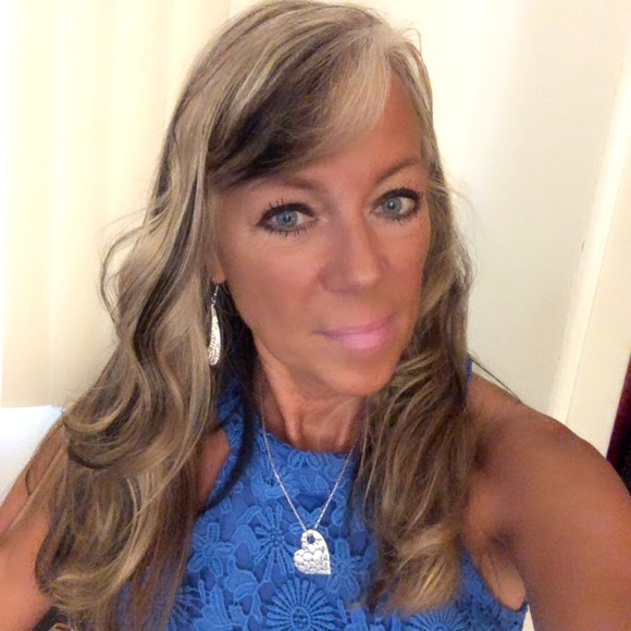 Meet your Posher, Dawn - Picture 2 of 3